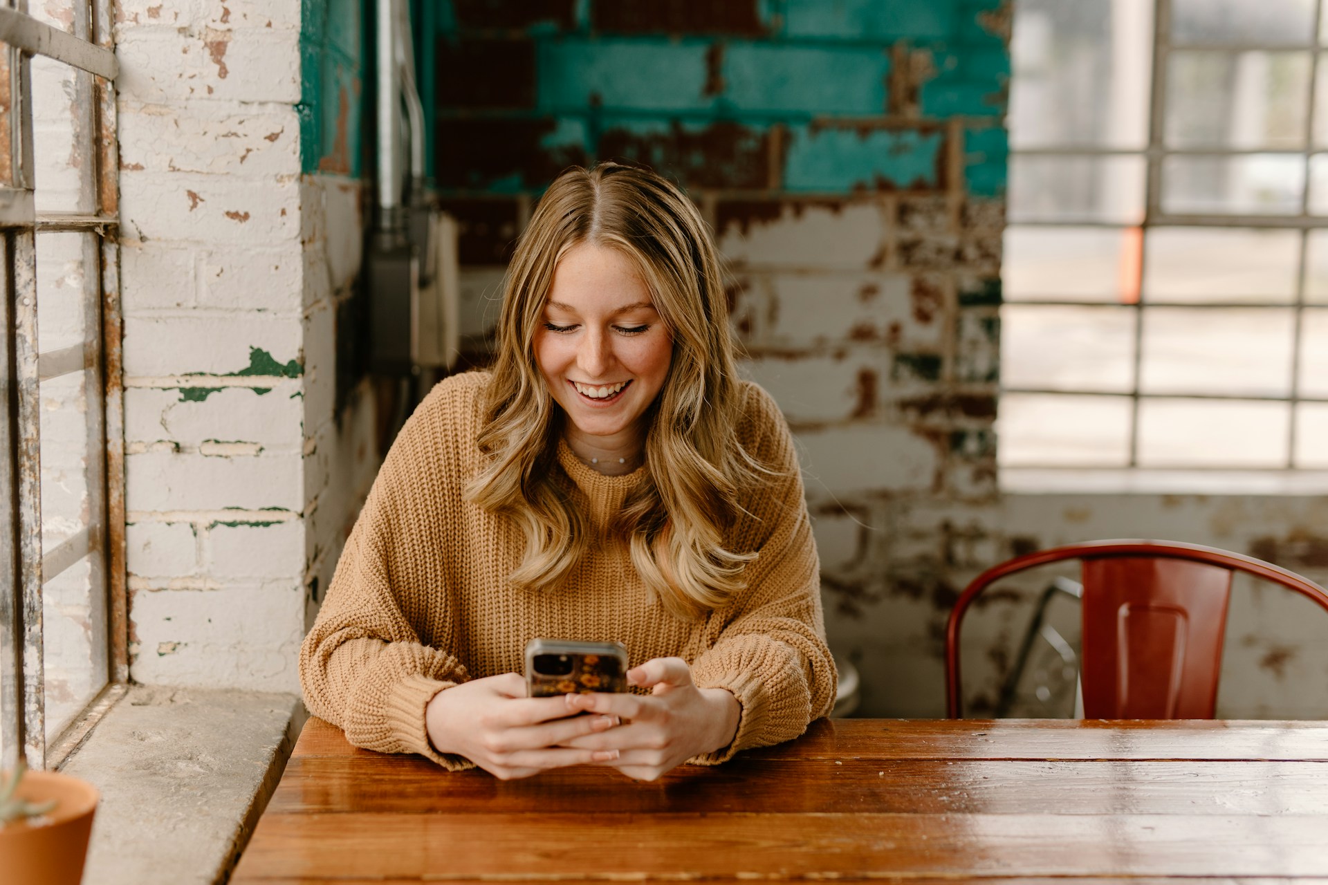 girl laughing the icebreaker she received on tinder